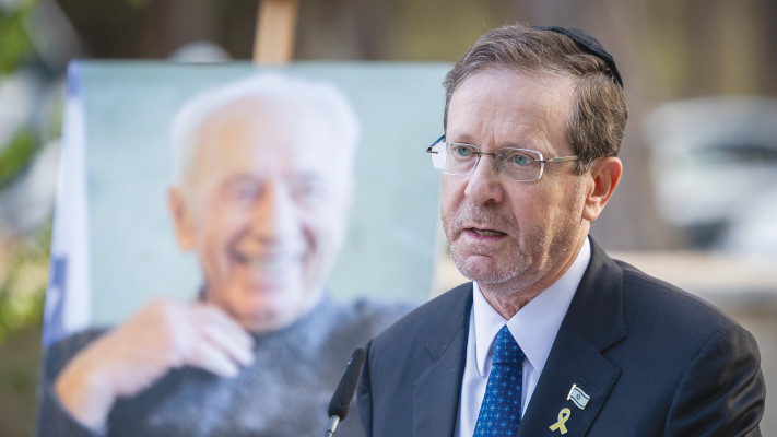 לבצע את מתווה הרצוג. יצחק הרצוג באזכרה של שמעון פרס 2025