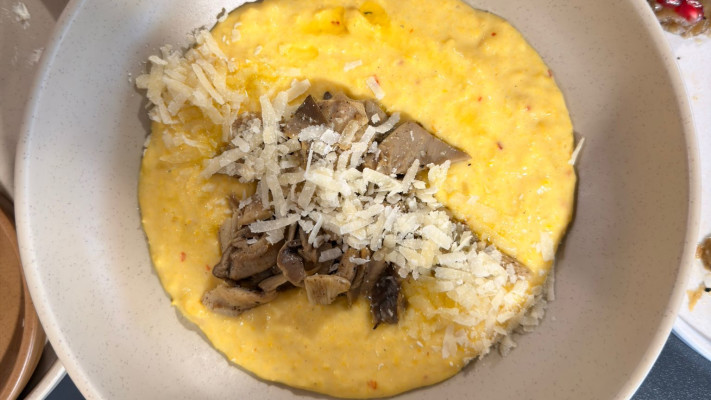 פולנטת צ&rsquo;ילי עם כרישה צלויה