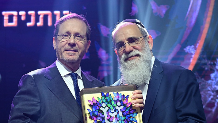 הנשיא יצחק הרצוג ומייסד ארגון 'שלוה' קלמן סמואלס