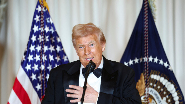 נשיא ארה''ב דונלד טראמפ מנחה את טקס חלוקת מדליות הכבוד במרכז קנדי לאומנויות (צילום: רויטרס)