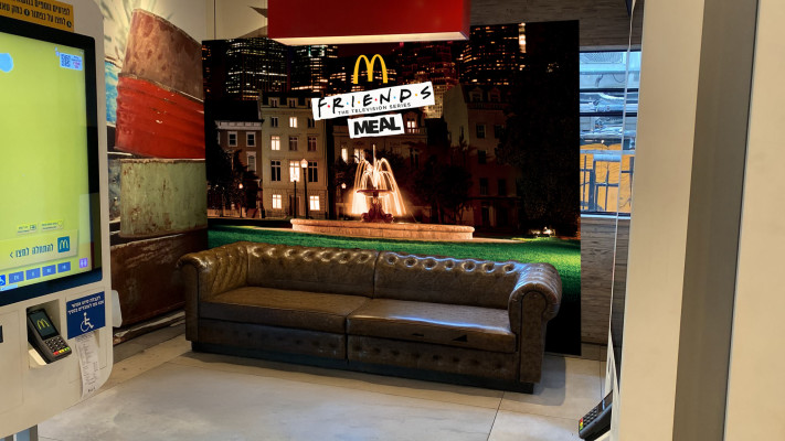 הספה מחברים מגיעה למקדונלד'ס, סניף רוטשילד