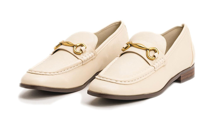 קסטרו, נעליים שטוחות עם אבזם זהב