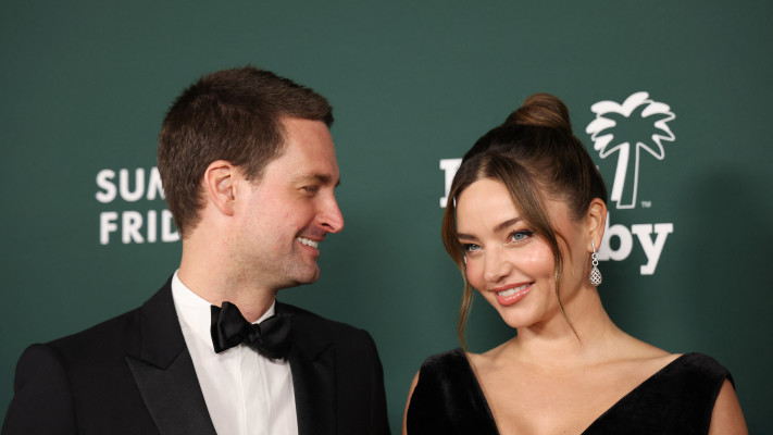 מירנדה קר ואוון שפיגל (צילום:  MICHAEL TRAN/AFP via Getty Images)