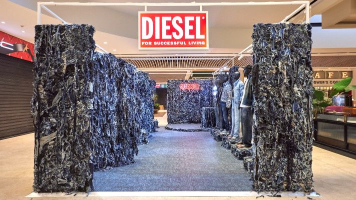 מייצג אופנה של DIESEL בקניון רמת אביב