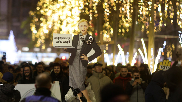 ''אני מסדרת הגנה למושחתים''. בובה של נשיאת בית המשפט העליון של רומניה בהפגנה