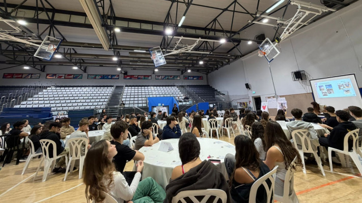 קבוצות תלמידי תיכון חונכים במיזם