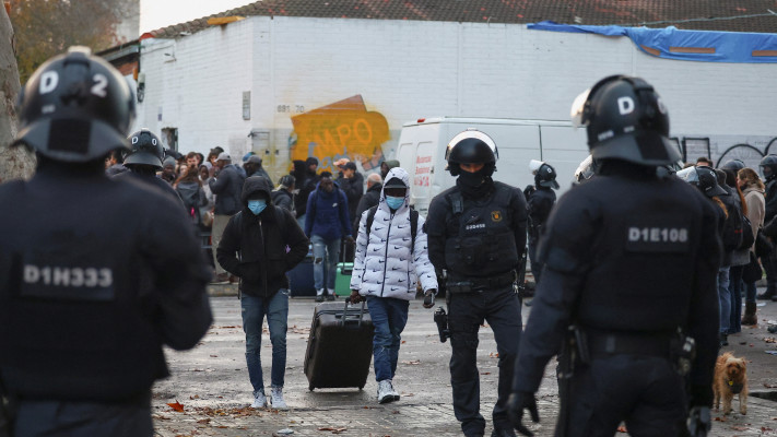 פינוי מהגרים מבניין נטוש בבדלונה, ספרד