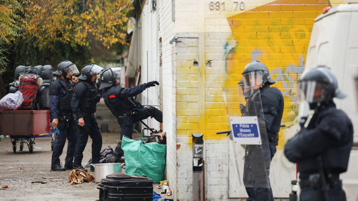 פינוי מהגרים מבניין נטוש בבדלונה, ספרד