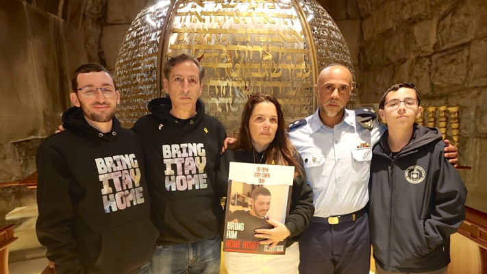 סא''ל במיל' שגיא בשירי עם משפחתו של איתי חן