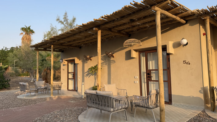 חדר במלון, מבט מבחוץ