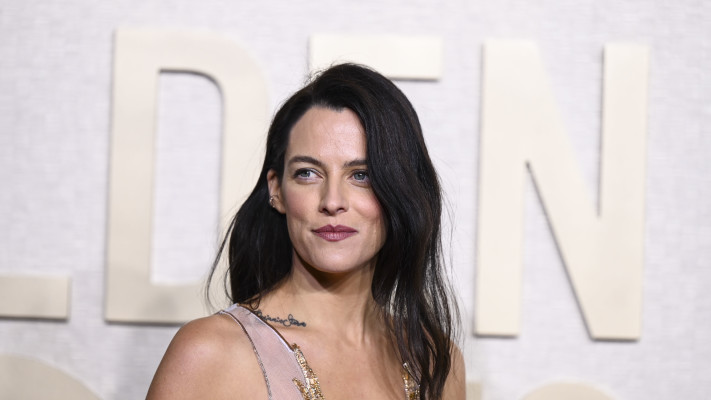 ריילי קיו הנטענת כאם הביולוגית (צילום: Gilbert Flores/Golden Globes 2024/Golden Globes 2024 via Getty Images)