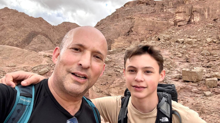 נפתלי בנט ובנו דוד מטיילים בדרום הארץ