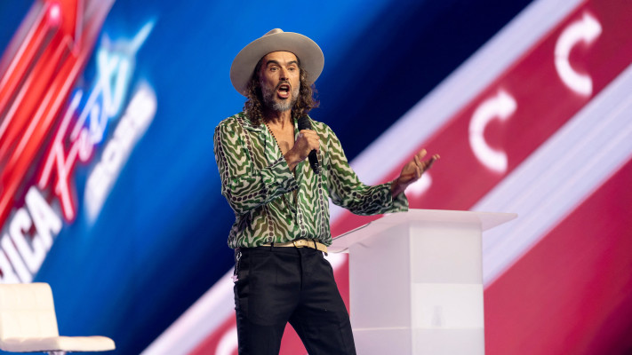 ראסל ברנד בוועידת ''אמריקה פסט'' באריזונה