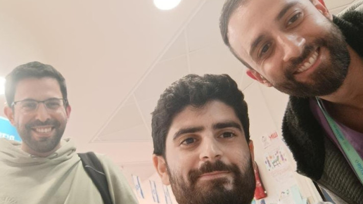 שלום חבושה עם המטפלים בשיקום