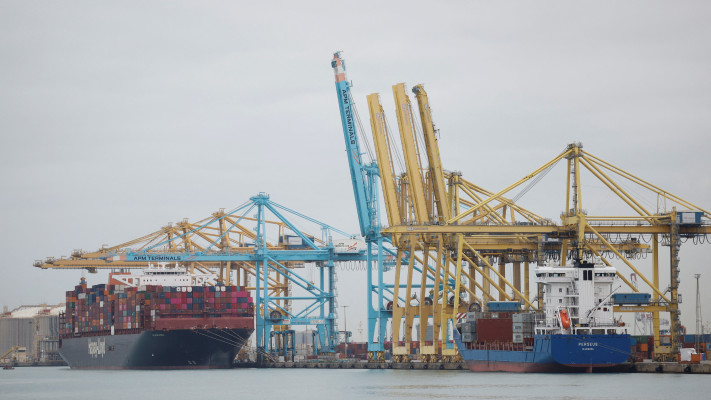 צעדי תגמול נבחנים. אוניות ממתינות בנמל ברצלונה