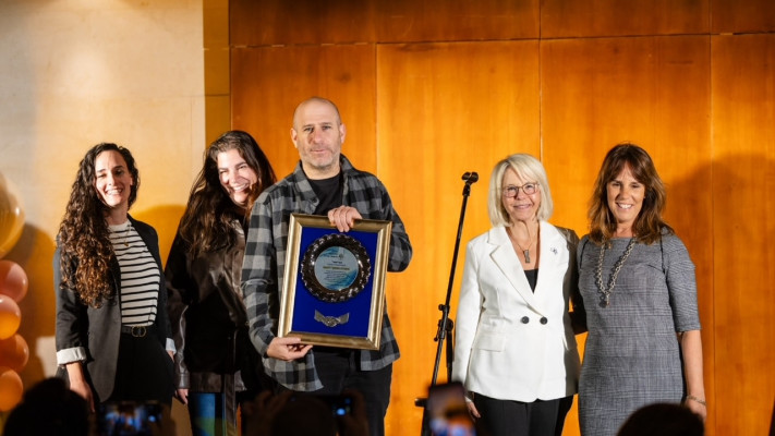 אורנה זמיר, זהבה גרוס מידן, אפרת וחנוך דאום ומיכל זמורה (צילום: תומר פולטין / דוברות ארגון אלמנות ויתומי צה''ל)