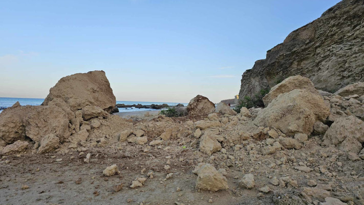 סלעים שקרסו בחוף בין נתניה לעמק חפר