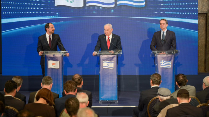 מימין: ראש ממשלת יוון קיריאקוס מיצוטאקיס, נתניהו ונשיא קפריסין ניקוס כריסטודולידיס