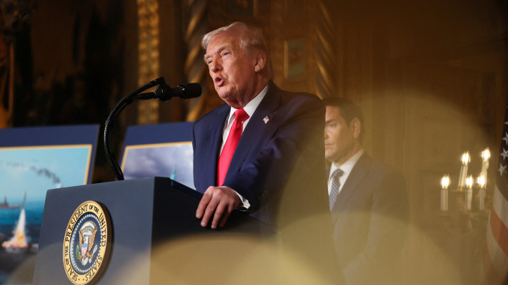 דונלד טראמפ במסביבת עיתונים במאר-א-לאגו בפאלם ביץ', פלורידה, 22.12.2025,