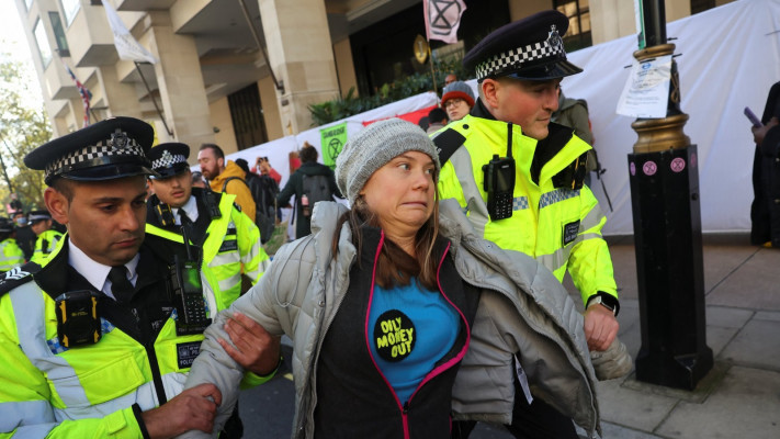 גרטה טונברג נעצרת במהלך מחאה בלונדון