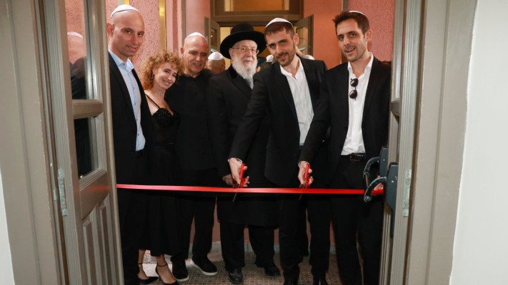 מימין : אסף פתאל, נדב פתאל, הרב לאו, דוד פתאל, דנה הראל וקובי הצואל (צילום: דנה קופל)