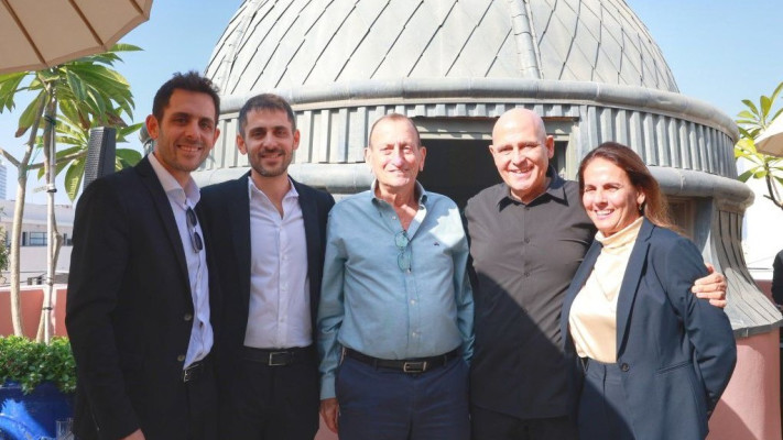 מימין: שרון לנדס פישר, דוד פתאל, רון חולדאי, נדב פתאל ואסף פתאל (צילום: דנה קופל)