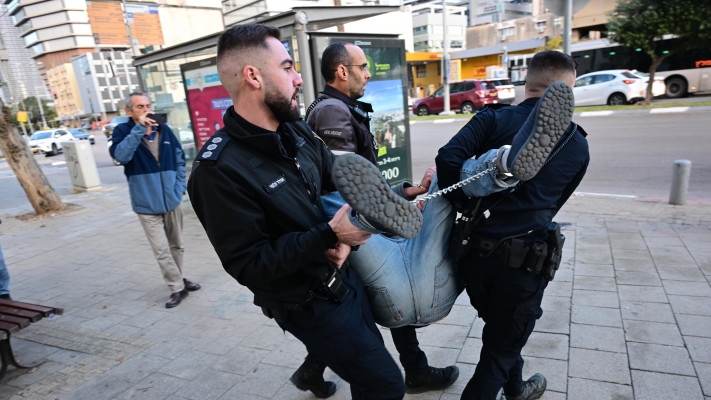 מעצר מפגינים מול ביתו של אמיר אוחנה בתל אביב