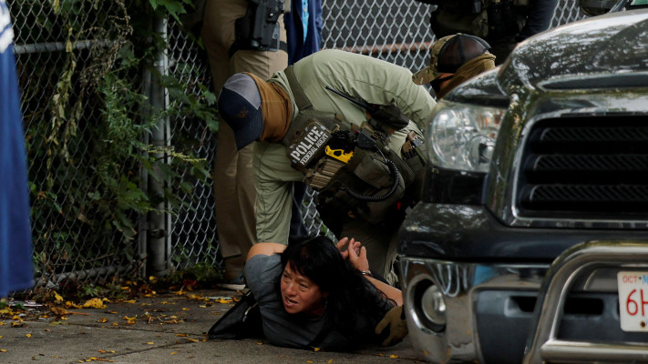 הקמת מתקנים ל-80 אלף מהגרים לא חוקיים. סוכני ICE במהלך מעצר