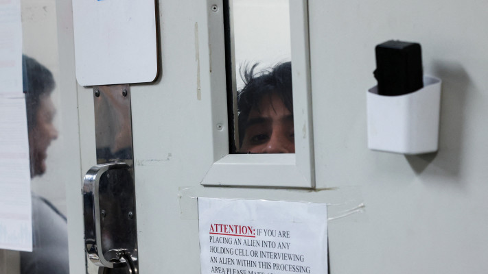 מהגר מוחזק במתקן כליאה של ICE