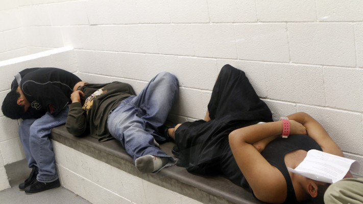 מהגרים מוחזקים במתקן כליאה בפניקס אריזונה