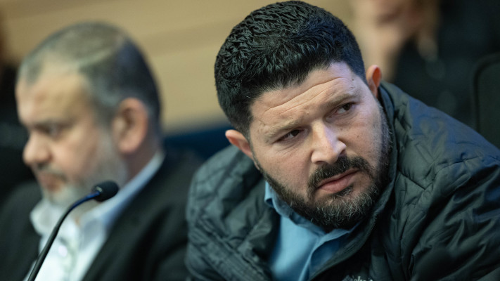 שבר את העמימות. אלמוג כהן