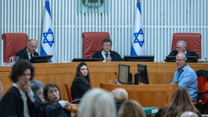 נשיא העליון (מרכז התמונה) במהלך דיון בבית המשפט