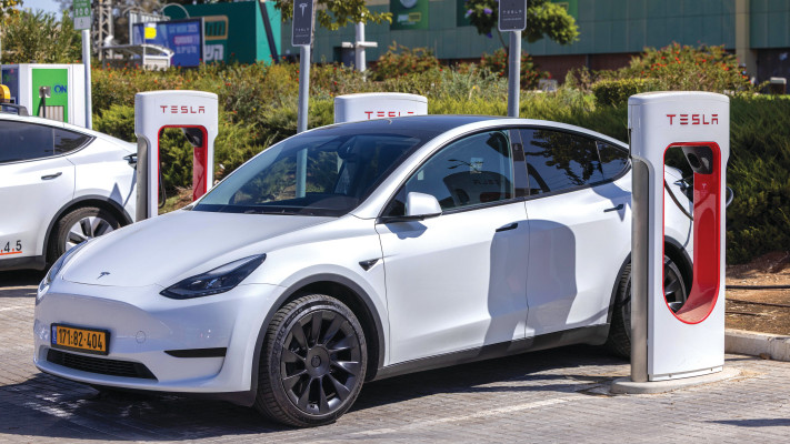 טסלה בטעינה