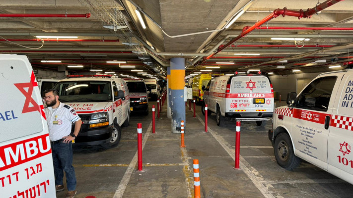 פקקי אמבולנסים מחוץ למיון שערי צדק