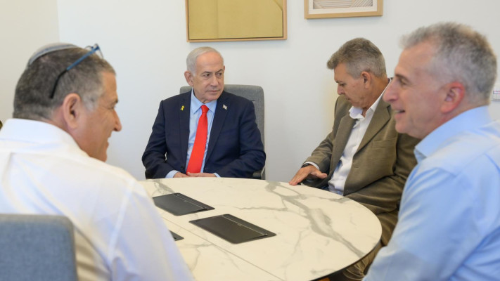 בנימין נתניהו עם בכירי מערכת הביטחון