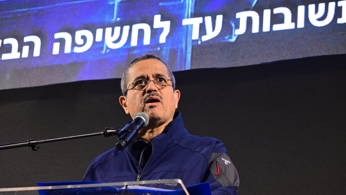 מפכ''ל המשטרה לשעבר, רנ''צ בדימוס רוני אלשיך בהפגנה בכיכר הבימה