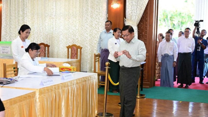 ראש החונטה של ​​מיאנמר, מין אונג הלאינג, נכנס לקלפי