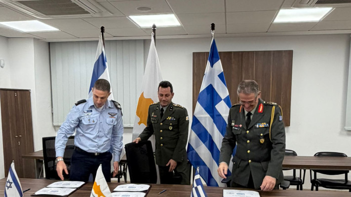 חתימה על תוכנית העבודה המשולשת לשיתופי פעולה צבאיים של יוון, קפריסין וישראל (צילום: דובר צה''ל)