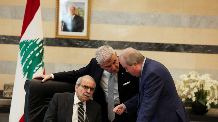 ראש ממשלת לבנון נוואף סלאם, לצד שר האוצר הלבנוני יאסין ג'אבר ושר התעשיה ג'ו עיסא אל-חורי
