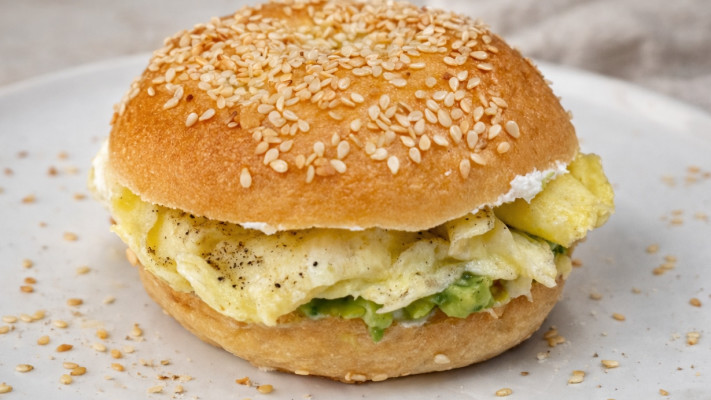 בייגל אמריקאי במילוי גבינת שמנת, אבוקדו וחביתה