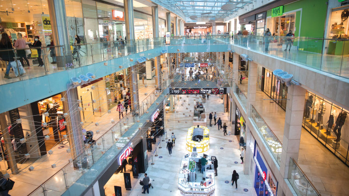 מבלים בקניון