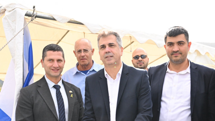 רועי לוי, אלי כהן ומיכאל יצחקוב (צילום: דוברות עיריית נשר)