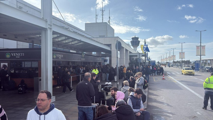 נוסעים תקועים בנמל התעופה באתונה - המרחב האווירי נסגר