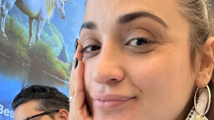 שני קידר כהן ובעלה בנמל התעופה באתונה