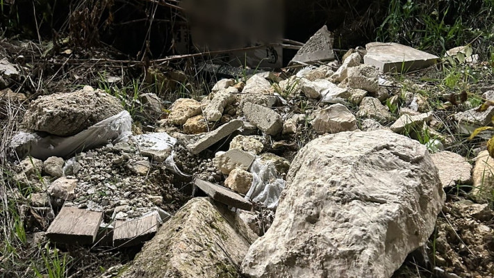 מצבות שהושחתו בבית העלמין המוסלמי בירושלים