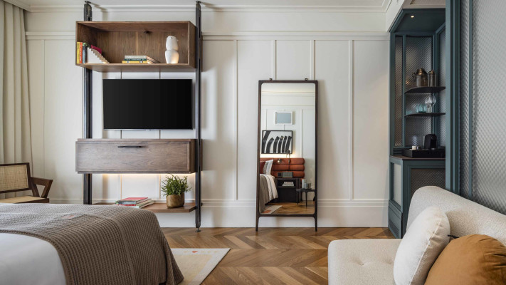 חדר במלון THE GEORGE. איזון בין ביזנס לפלז׳ר