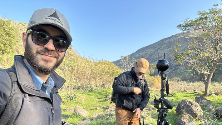 הצלם ברק ברינקר והיוצר רועי קמחי בצילומים בירדן ההררי