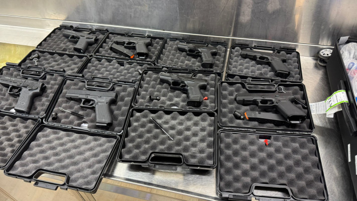 האקדחים שנתפסו בכבודת הנוסע