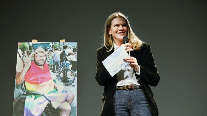 פרידמן ותמונתו של שיזף זל ברקע. (צילום: משה שי)