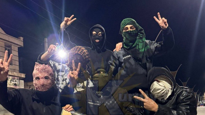 המחאה באיראן: צעירים עם תמונה של עלי חמינאי שהושחתה (צילום: צילום מסך מתוך X